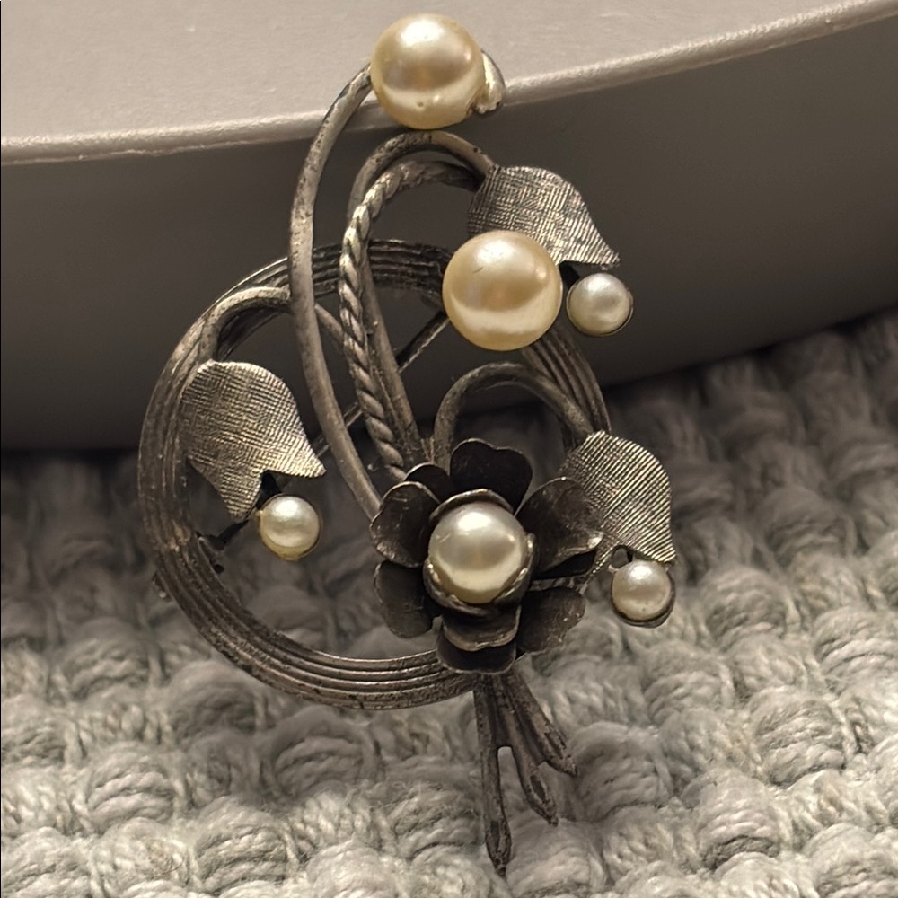 Elegant vintage Silver tone Brooch with Pearls!!